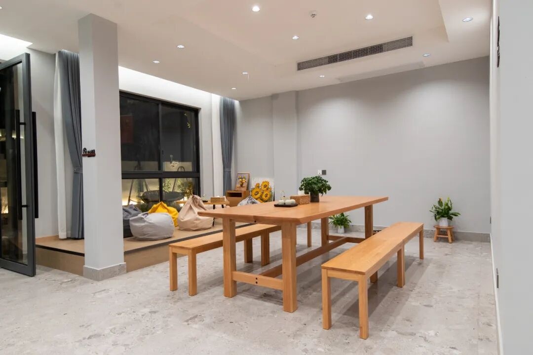 这是一套旧房公寓改造侘寂奶油风简单硬装造型可以省掉很多软装装饰哦(图1)